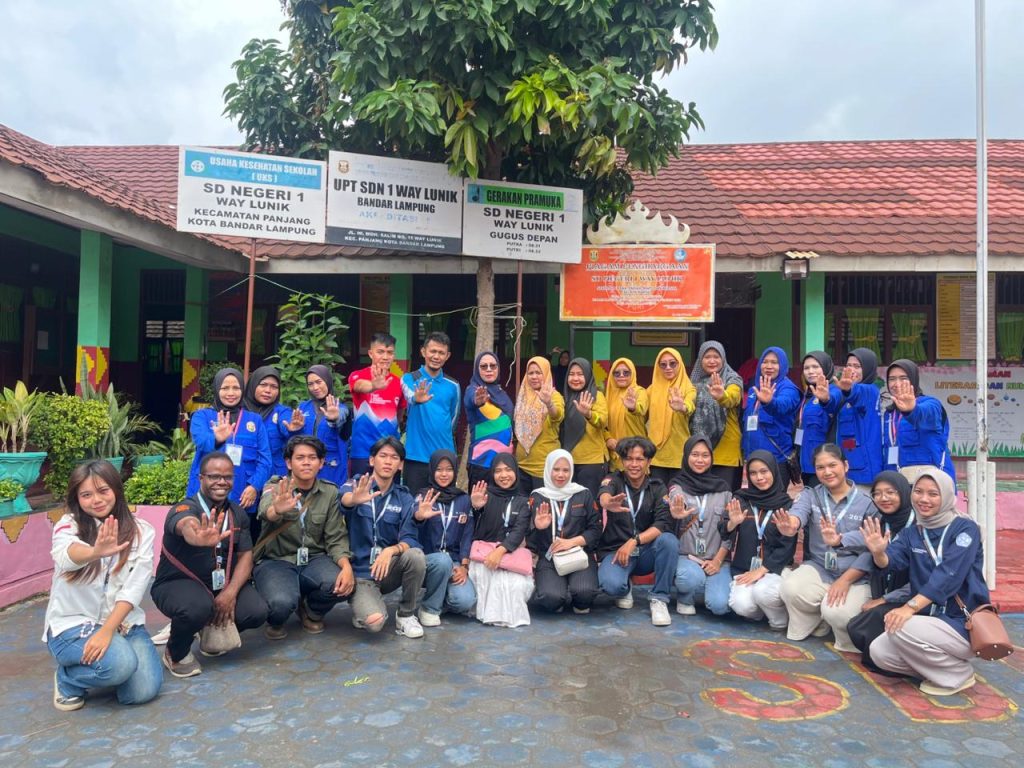 Current image: Mahasiswa KKN Unila Desa Way Lunik 2 sedang memberikan materi penyuluhan interaktif mengenai pencegahan perundungan kepada siswa SDN 1 Way Lunik.