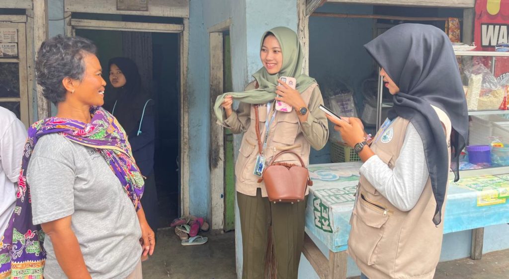 Current image: Mahasiswa KKN Desa Way Lunik 2 melakukan pendataan dan pendampingan pembuatan QRIS bagi pelaku usaha mikro