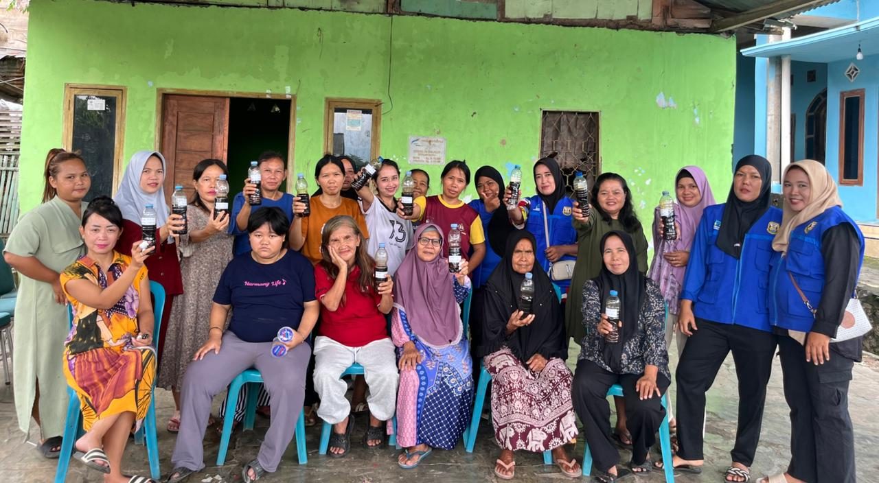 Mahasiswa KKN Desa Way Lunik 2 bersama warga mengikuti pelatihan pembuatan eco-enzyme di Balai Pertemuan RT 18