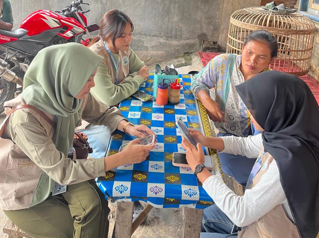 Current image: Mahasiswa KKN Desa Way Lunik 2 melakukan pendataan dan pendampingan pembuatan QRIS bagi pelaku usaha mikro