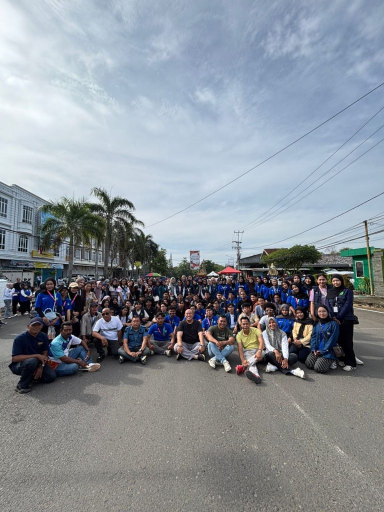 Sinergi Sehat, KKN Tanjung Senang Ikut Serta dalam Senam Bersama Camat dan Lurah di Tugu Bung Karno