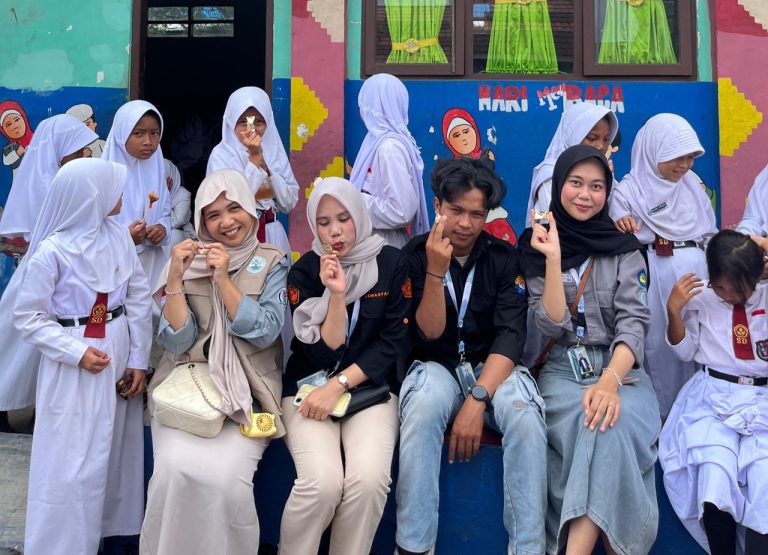 Mahasiswa KKN Unila Desa Way Lunik 2 melakukan koordinasi dan observasi di SDN 1 Way Lunik untuk persiapan sosialisasi pencegahan perundungan.