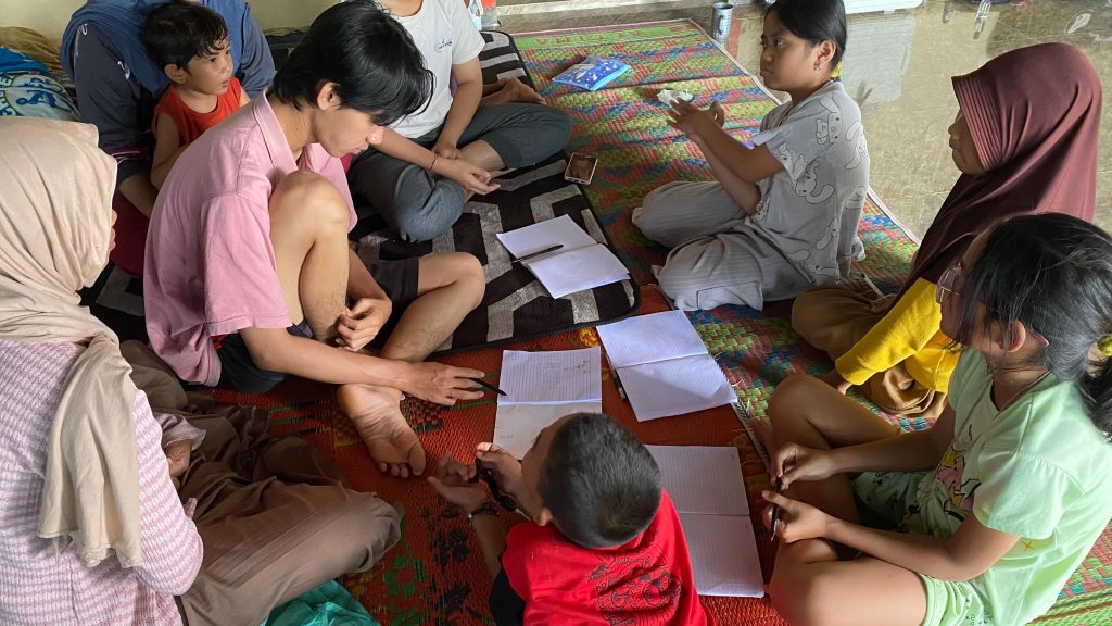 Siswa Mengerjakan Latihan