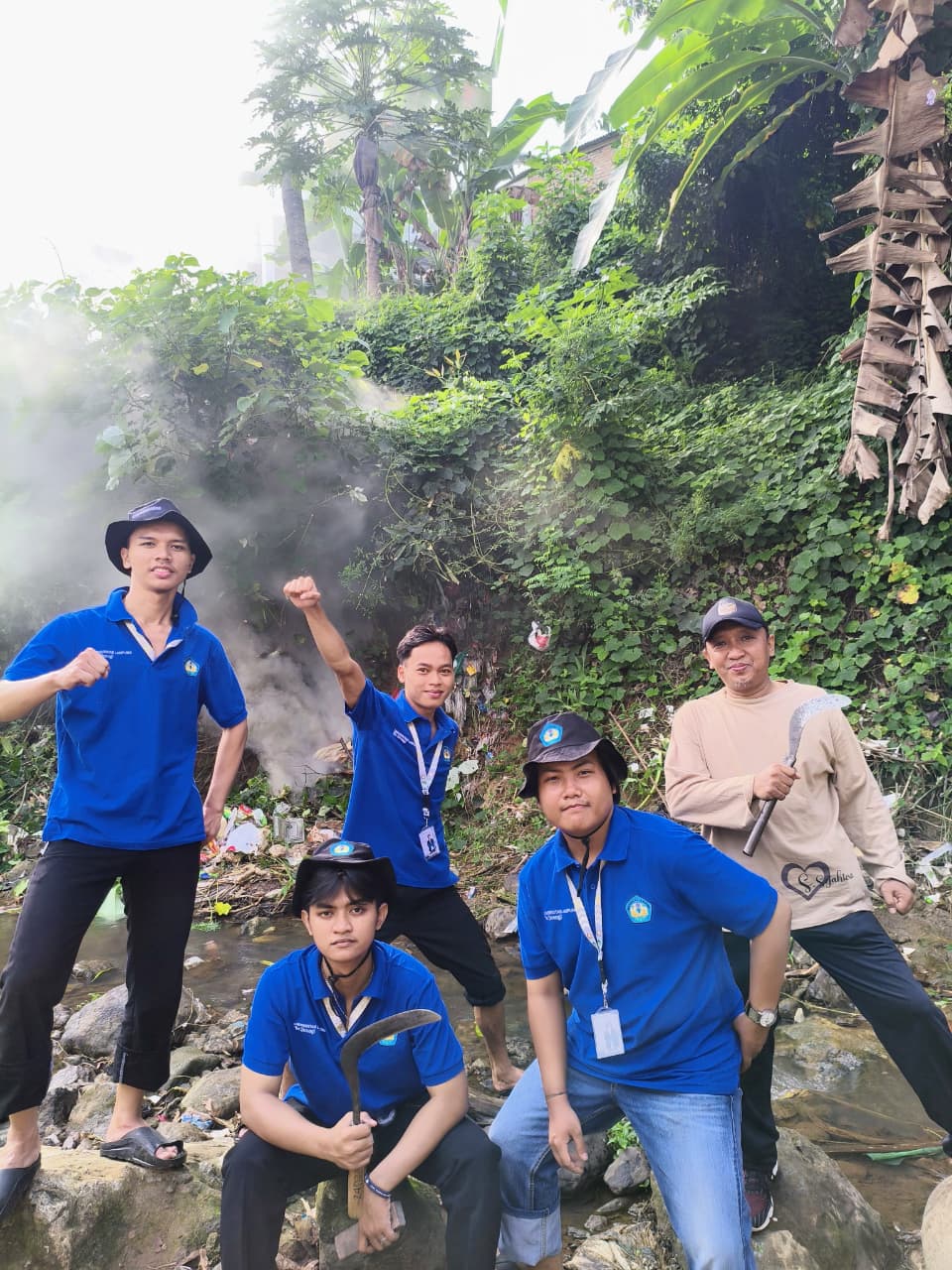 Dokumentasi Kegiatan Gotong Royong Bersama dan Giat Jumat Bersih Bersama Pamong dan Warga Masyarakat Kelurahan Sumberrejo Sejahtera