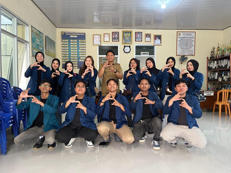 Foto Bersama Bapak Lurah Sidodadi