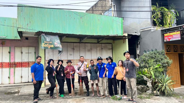 Foto Mahasiswa KKN Unila Ikuti Gotong Royong Bersama Warga di Kelurahan Tanjung Senang