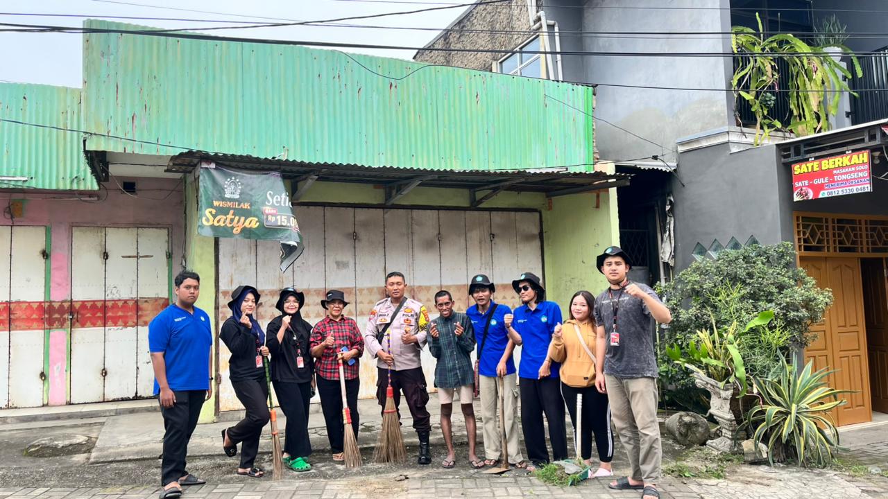 Foto Mahasiswa KKN Unila Ikuti Gotong Royong Bersama Warga di Kelurahan Tanjung Senang