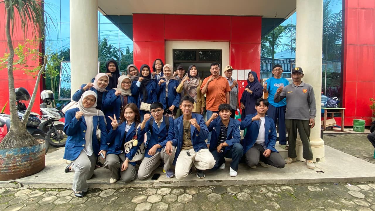 Foto bersama dikelurahan