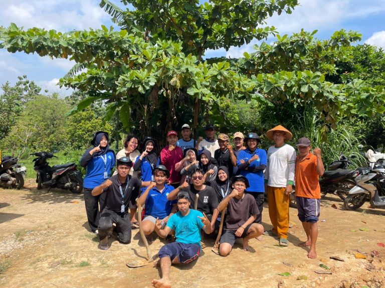 KKN Universitas Lampung Ikut Sukseskan Gotong Royong Bersama Warga