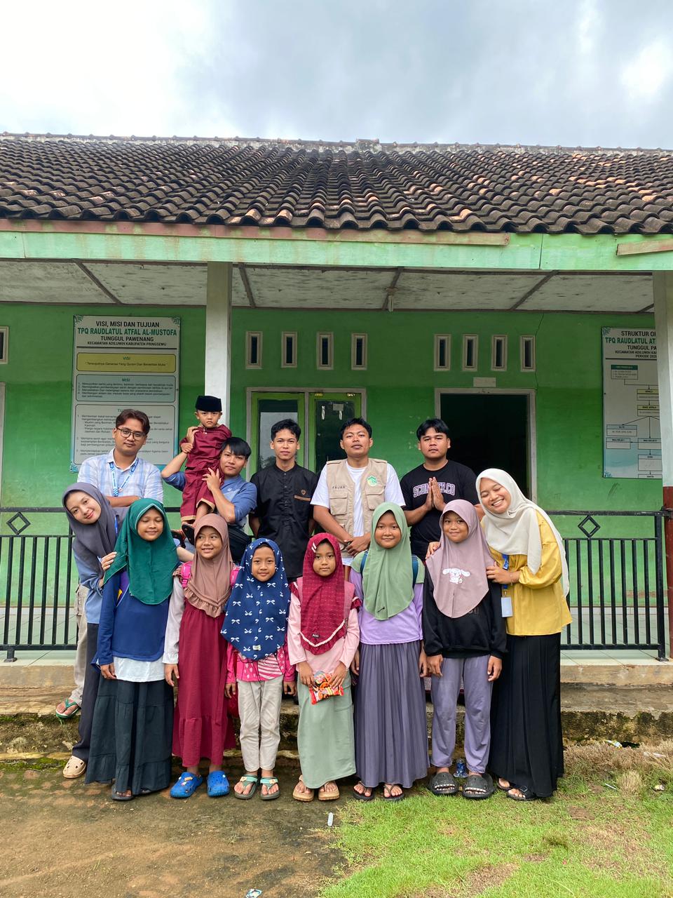 Mahasiswa KKN Universitas Lampung dan Universitas Muhammadiyah Pringsewu Bersinergi Mengajar Mengaji di TPQ Roudlotul Athfal Al-Mustofa