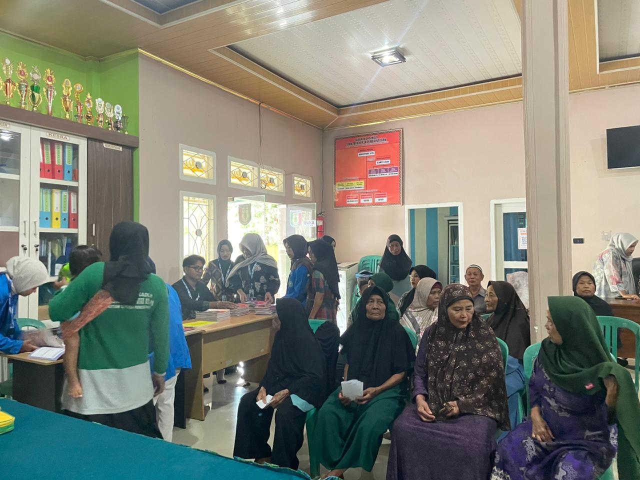 Sinergi Kesehatan Masyarakat: KKN Unila Terlibat dalam Pelaksanaan Posyandu Lansia