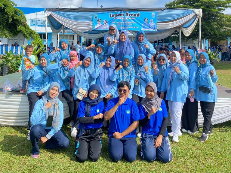 Potret tim mahasiswa KKN dengan ibu-ibu warga Desa Margo Mulyo