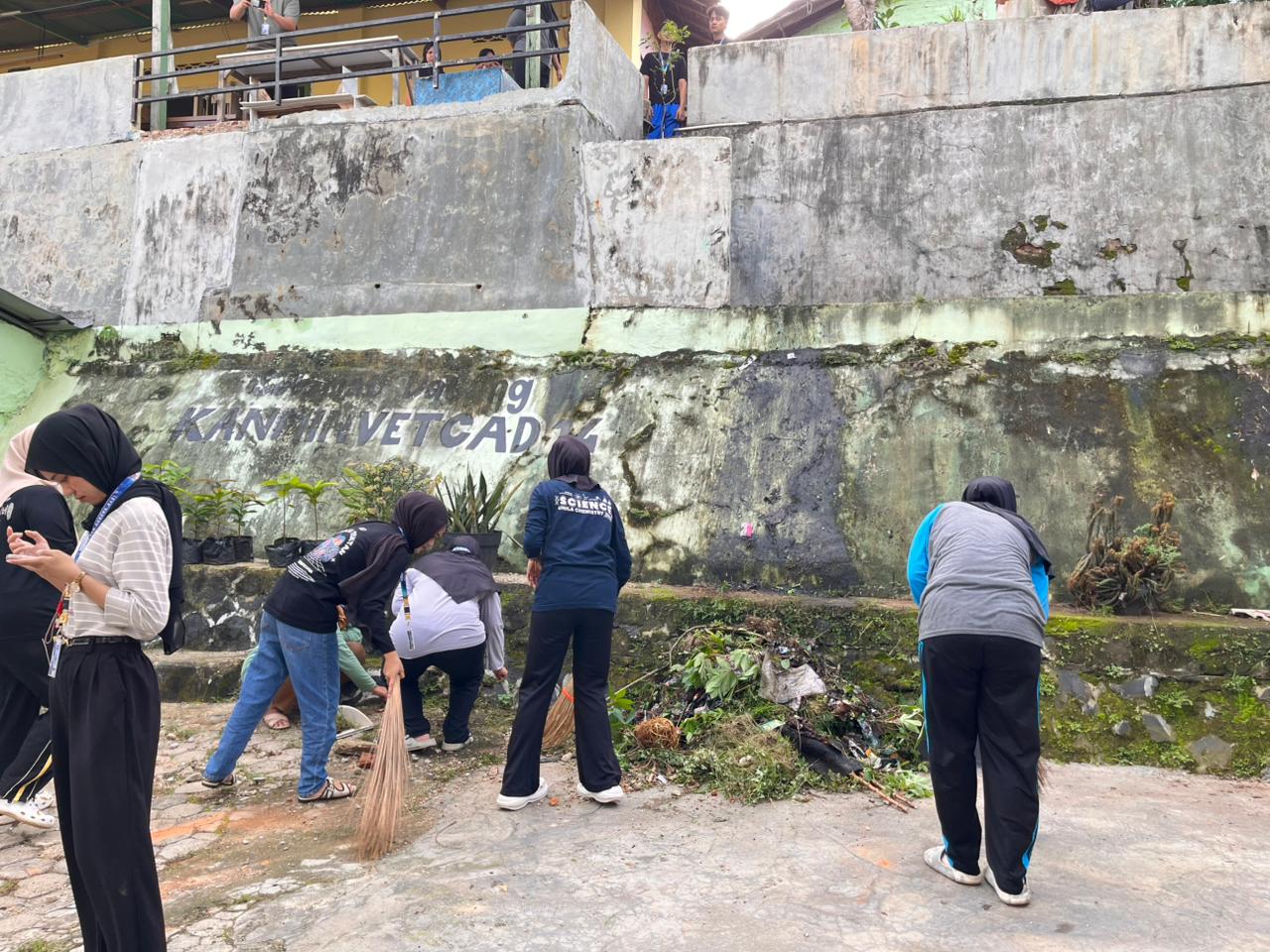 Mahasiswa KKN Gunung Sari Bersama Warga Gelar Gotong Royong di Kanminvetcad Kelurahan