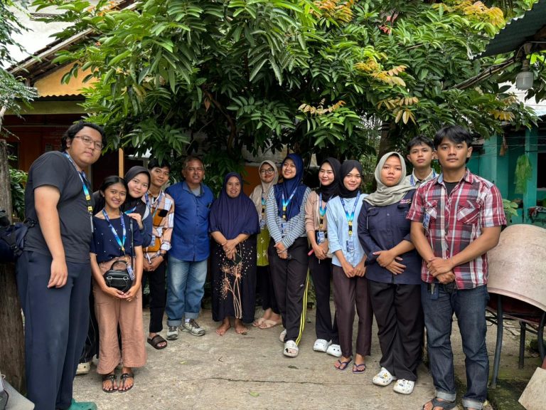 Perkuat Silaturahmi, Mahasiswa KKN Gunung Sari Sambangi Seluruh RT untuk Dukung Program Kerja