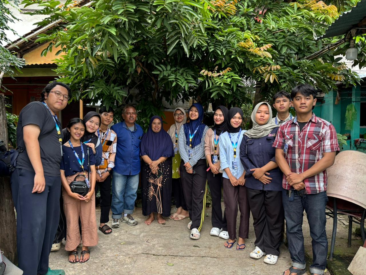 Perkuat Silaturahmi, Mahasiswa KKN Gunung Sari Sambangi Seluruh RT untuk Dukung Program Kerja