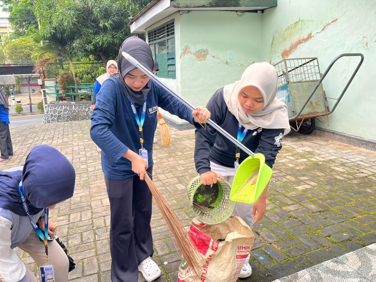 Kebersamaan Mahasiswa KKN Gunung Sari dan Warga Warnai Gotong Royong Pembersihan Lingkungan Kelurahan