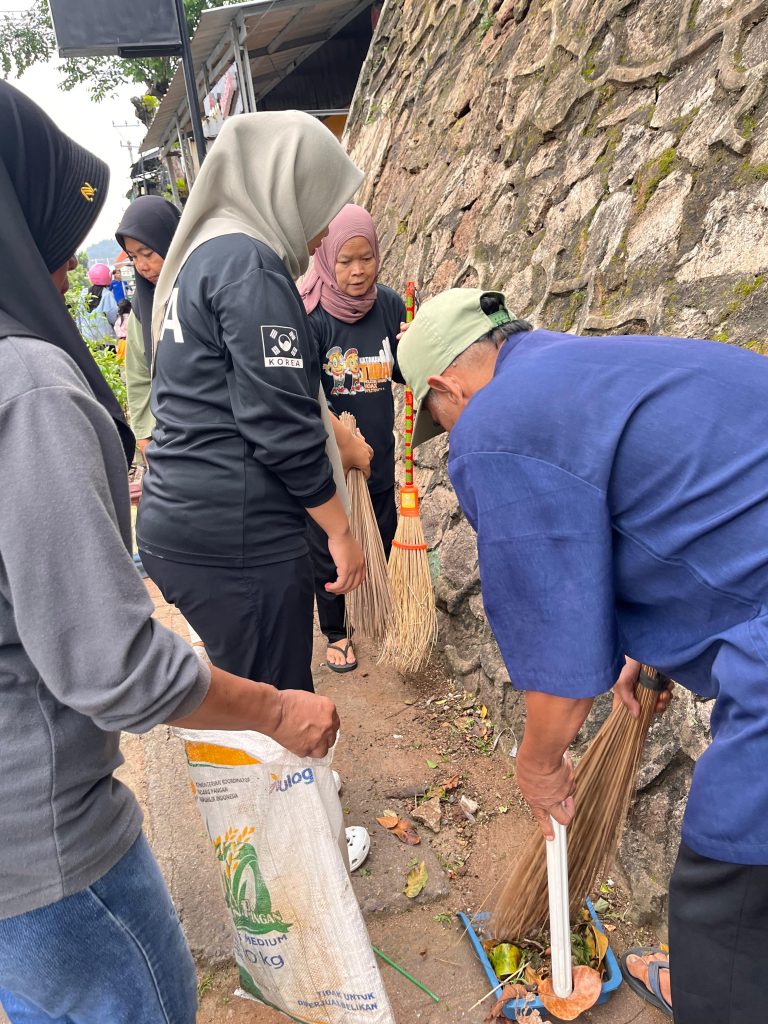 Mahasiswa KKN Gunung Sari Turut Gotong Royong Bersihkan Jalan Teuku Umar Demi Lingkungan Bersih