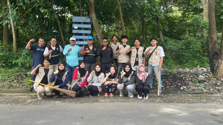 Meningkatkan Kesadaran Lingkungan Melalui Gotong Royong Bersih Sampah di Desa Labuhan Ratu Raya