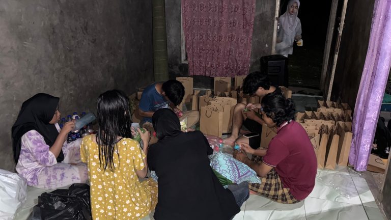 Membungkus souvenir kegiatan eco enzyme