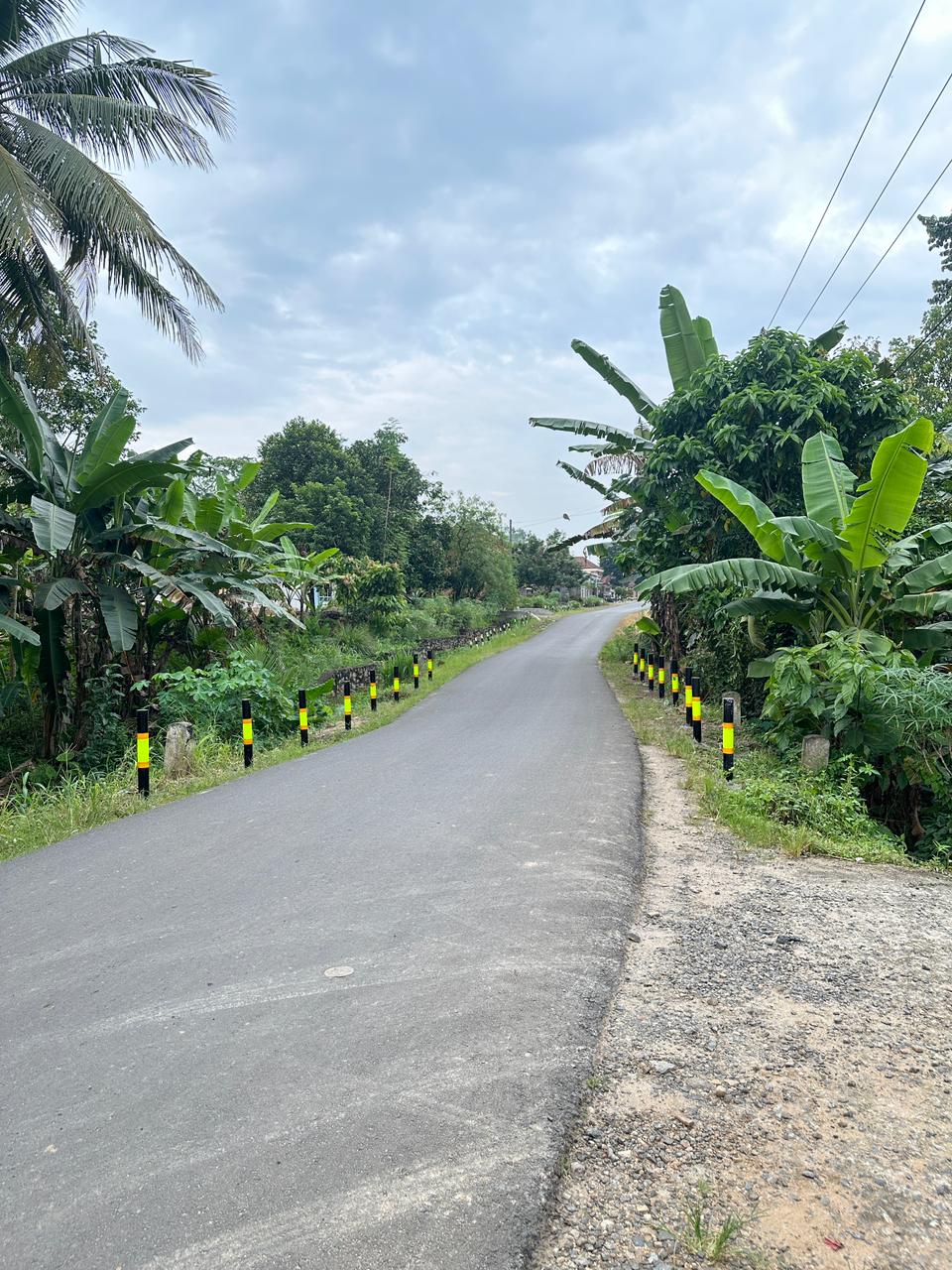 Pemasangan Reflektor Jalan KKN Desa Rulung Raya