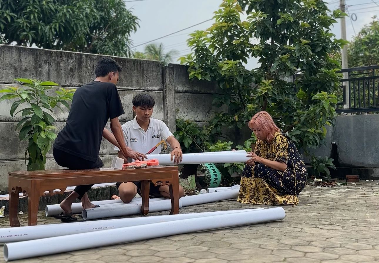 Pemotongan Pipa Program Kerja Utama KKN Desa Rulung Raya