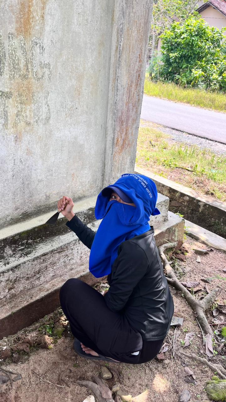 Proses Pengecatan Tugu Pembatas Desa Rulung Raya