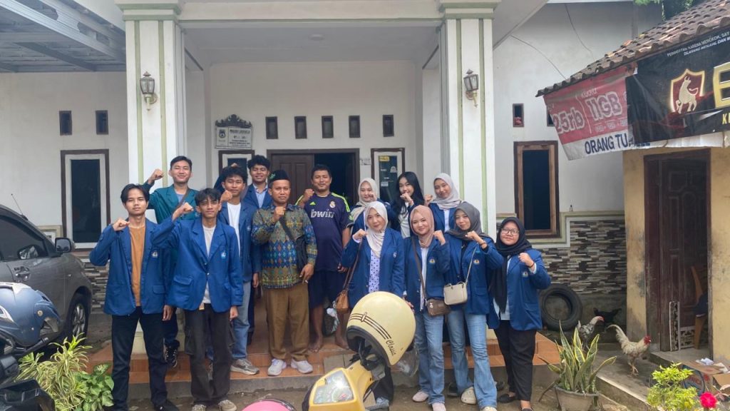Kelompok KKN Campang Raya melaksanakan survei lokasi dengan mengunjungi Kantor Kecamatan Sukabumi, bersilaturahmi dengan Lurah Kelurahan Campang Raya, serta melakukan perkenalan simbolis ke 9 RT di Lingkungan 1 sekaligus pencarian posko KKN.