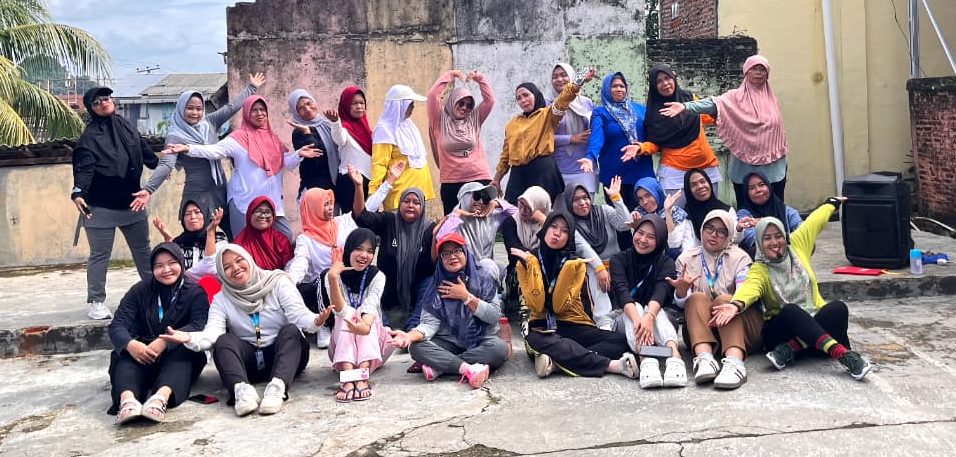 Kelompok Mahasiswa KKN Gunung Sari Ikuti Senam Pagi Perdana Bersama Warga