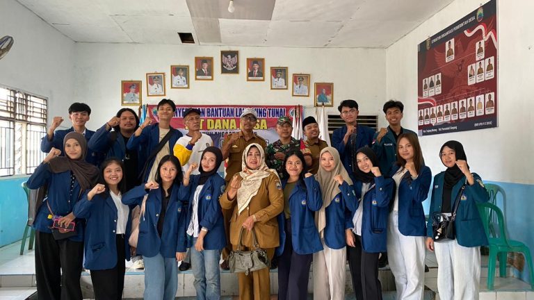 Foto bersama aparatur desa