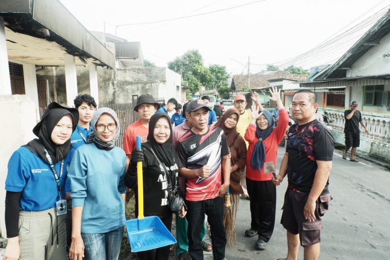 Pelaksanaan Program Kerja Jumat Bersih dengan Kegiatan Gotong Royong sebagai Upaya Mewujudkan Lingkungan Bersih dan Sehat di Kelurahan Surabaya Lingkungan 3