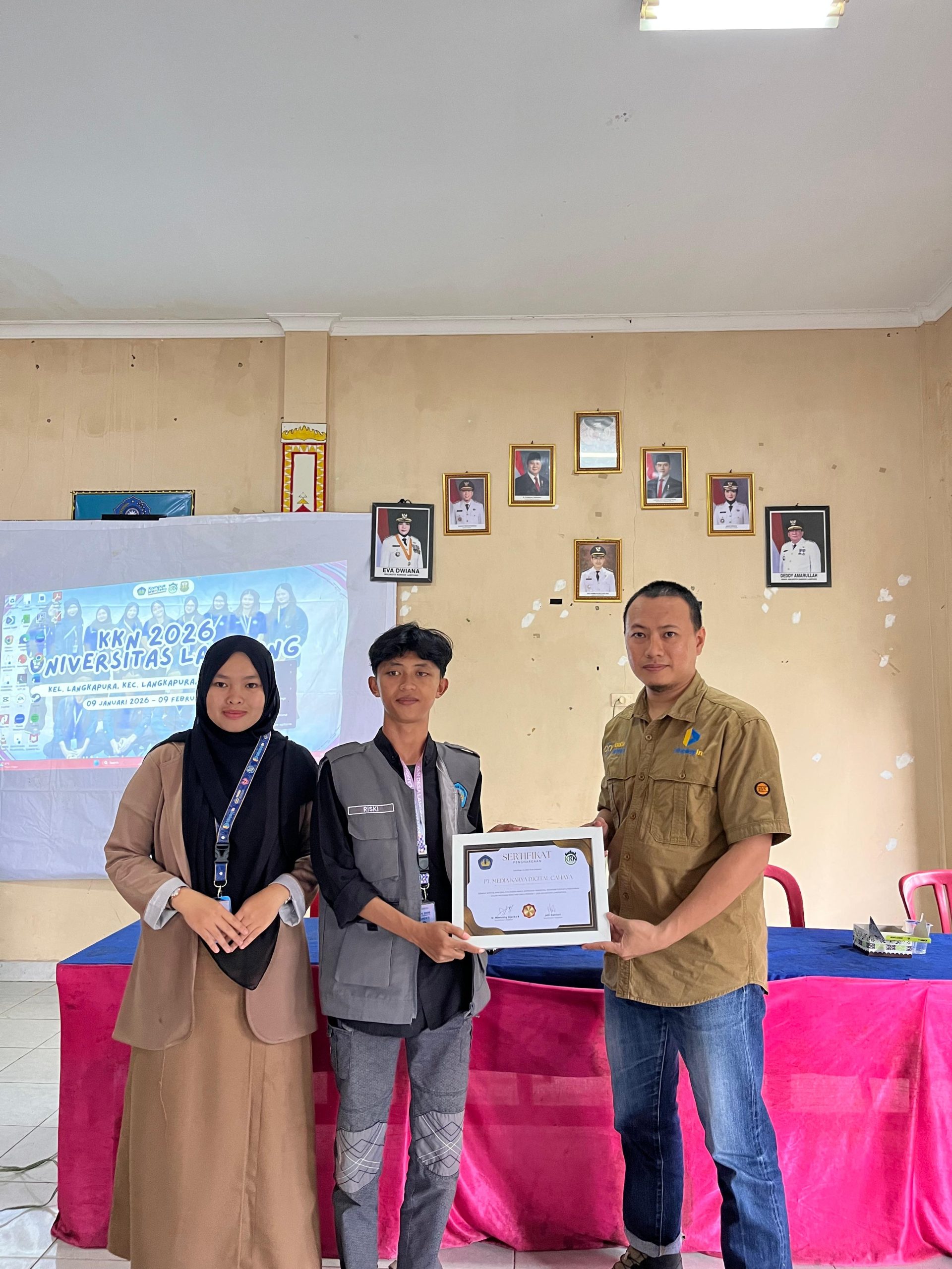 Pemberian Sertifikat kepada Narasumber @DisplayIn.id