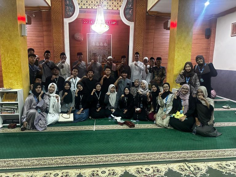 Mahasiswa KKN Universitas Lampung Membersamai Peringatan Isra Mi’raj Nabi Muhammad SAW di Masjid Al Muhajirin, Kel.  Surabaya, Kec. Kedaton