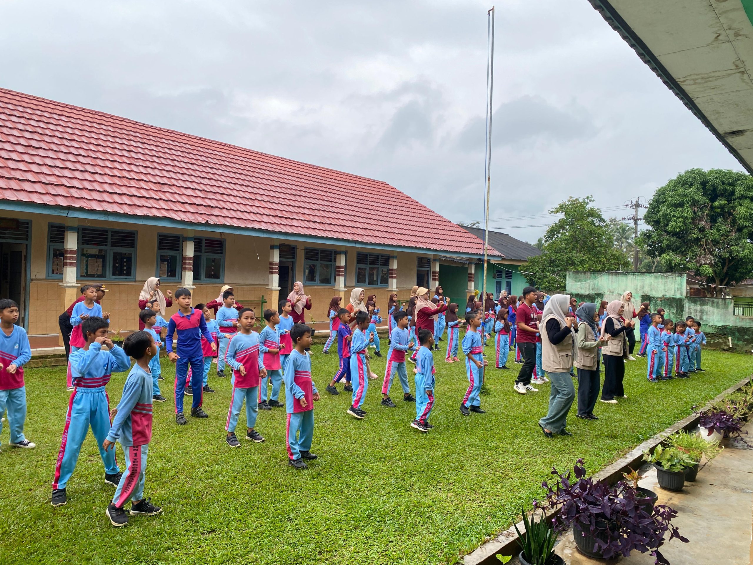 Mahasiswa KKN Universitas Lampung Pimpin Senam Bersama Siswa SDN 1 Tunggul Pawenang