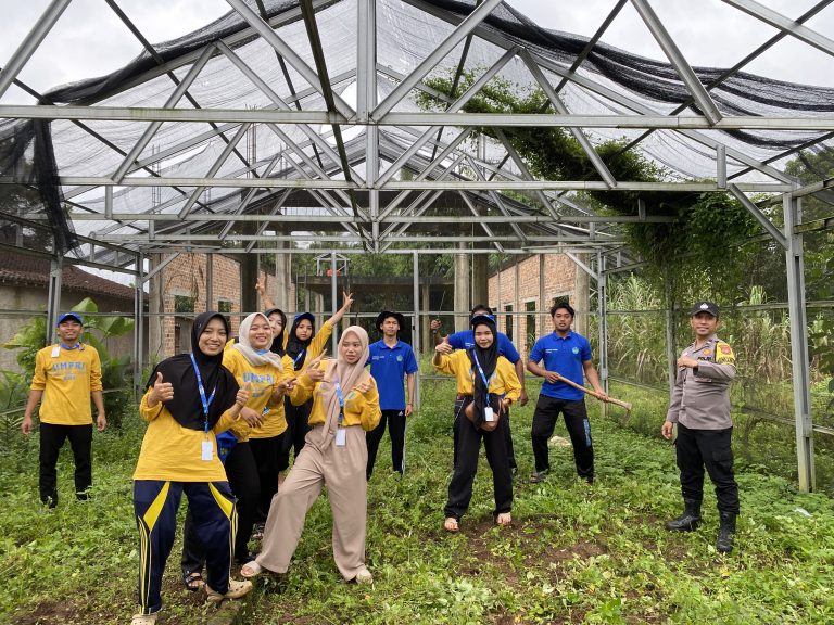 Mahasiswa KKN Universitas Lampung Bersama Pemangku KKN universitas Muhammadiyah Pringsewu dan Pemangku Kepentingan Gelar Kerja Bakti di Balai Pekon Tunggul Pawenang