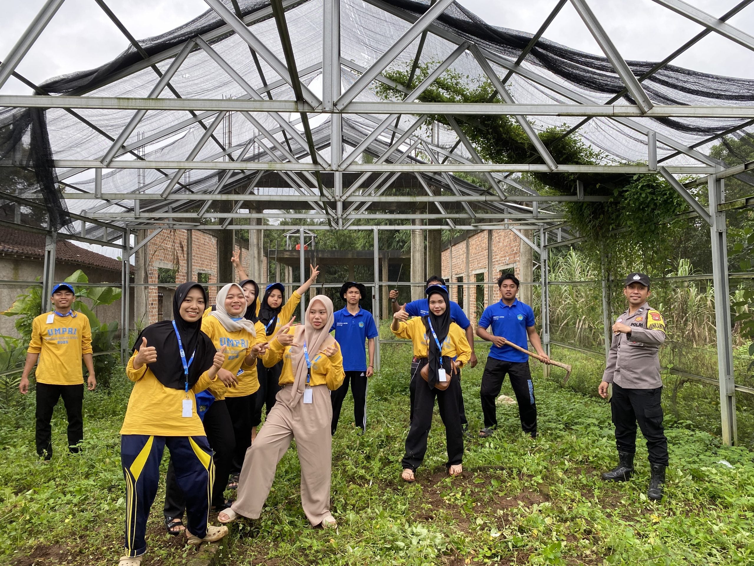 Mahasiswa KKN Universitas Lampung Bersama Pemangku KKN universitas Muhammadiyah Pringsewu dan Pemangku Kepentingan Gelar Kerja Bakti di Balai Pekon Tunggul Pawenang