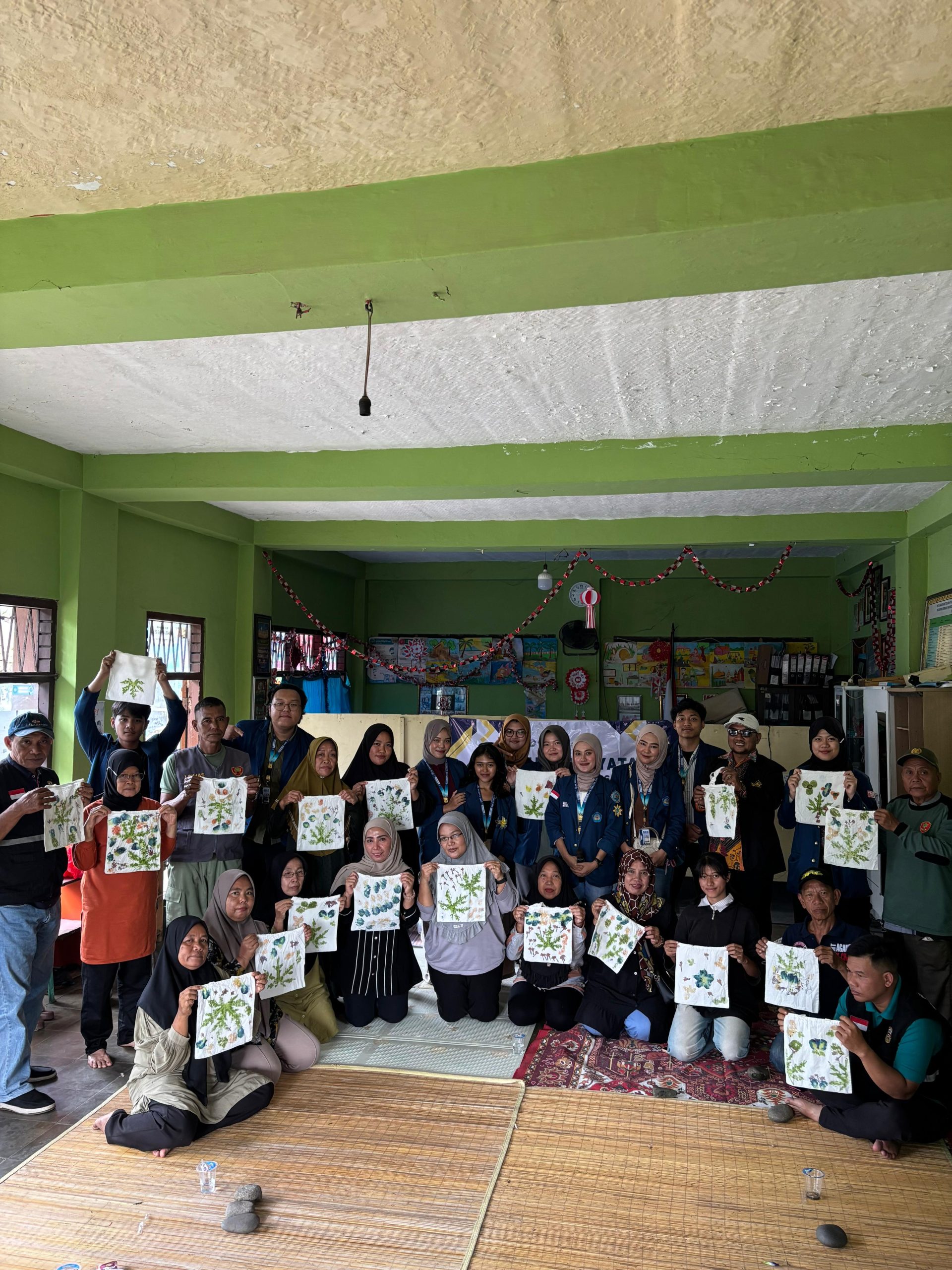 Implementasi Teknik Eco Print Pounding sebagai Upaya Pemberdayaan Masyarakat Ramah Lingkungan oleh Mahasiswa KKN Gunung Sari