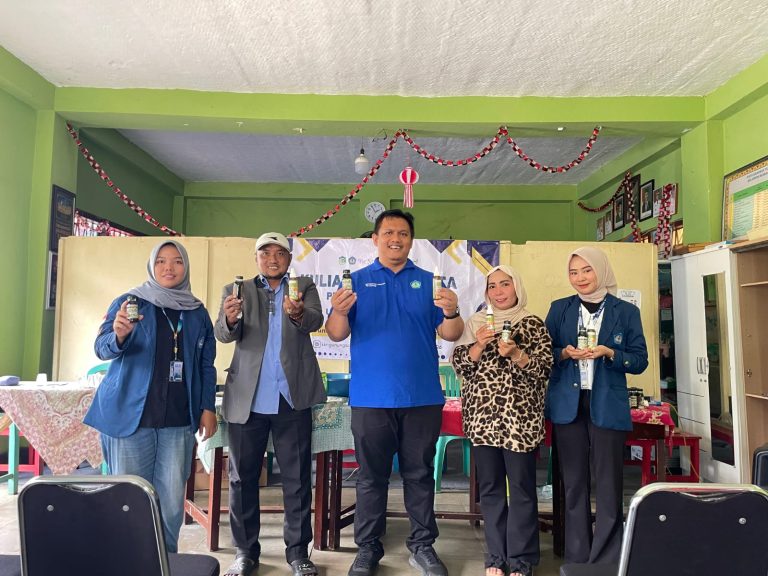 Optimalisasi Limbah Rumah Tangga sebagai Pestisida Alami dan Pupuk Organik oleh Mahasiswa KKN Gunung Sari