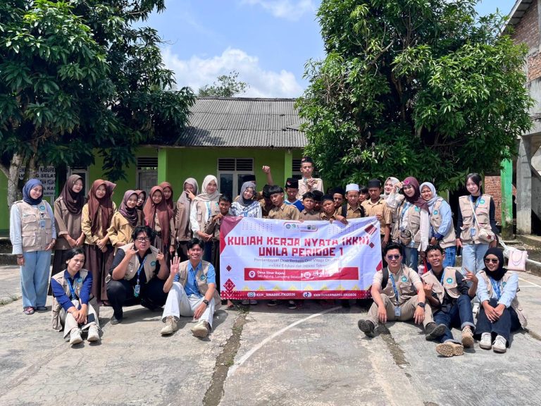 Satu Prototype, Banyak Inspirasi: Edukasi IoT dan AI oleh Mahasiswa KKN untuk Generasi Digital di SMP IT Gema Karya Lampung