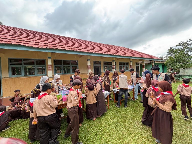 Mahasiswa KKN Unila Dukung Jiwa Kewirausahaan Siswa lewat Kemeriahan Market Day SDN 1 Tunggul Pawenang