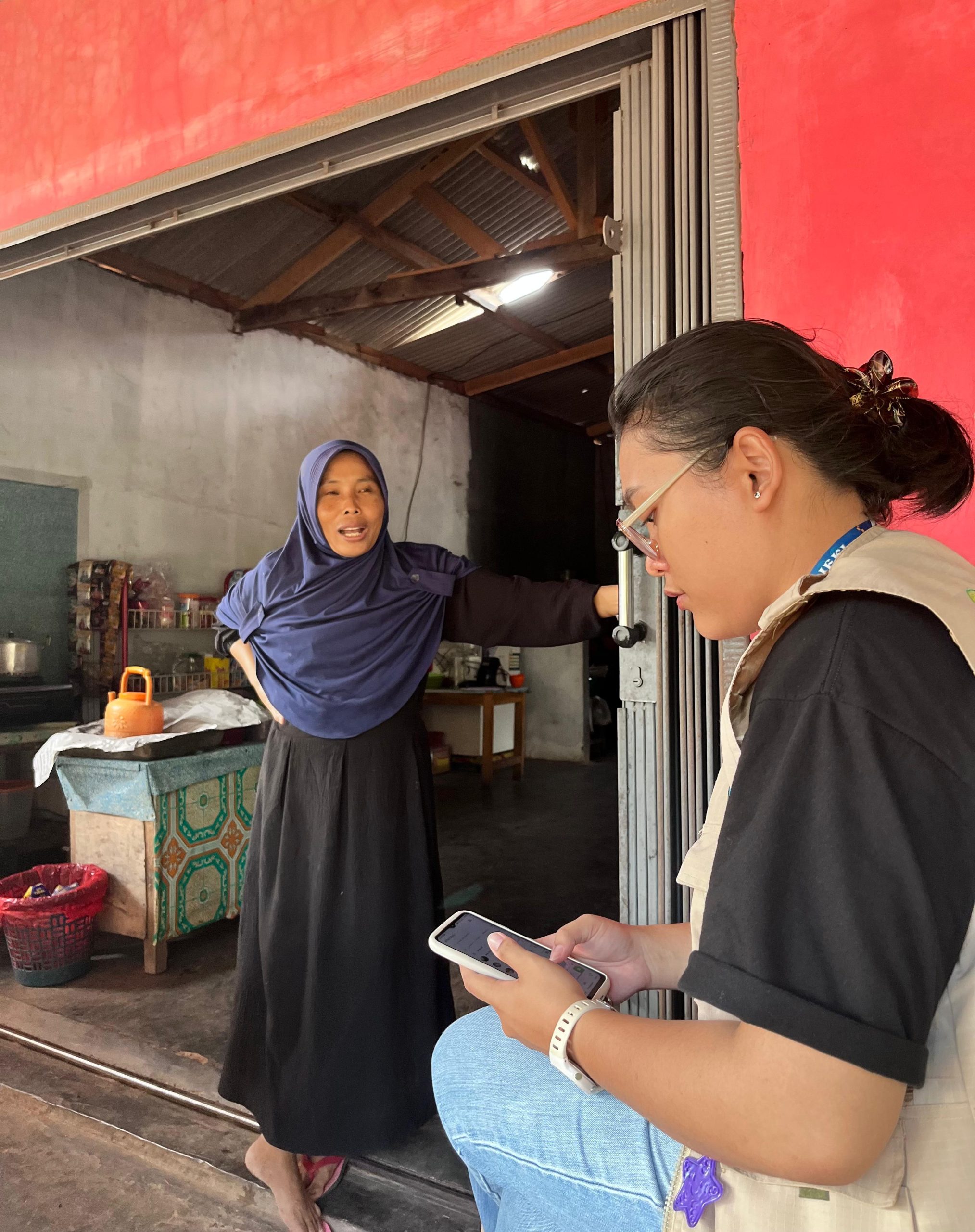 Langkah Digitalisasi UMKM Desa melalui Program NAVIGASI: Pembuatan QRIS dan Banner UMKM