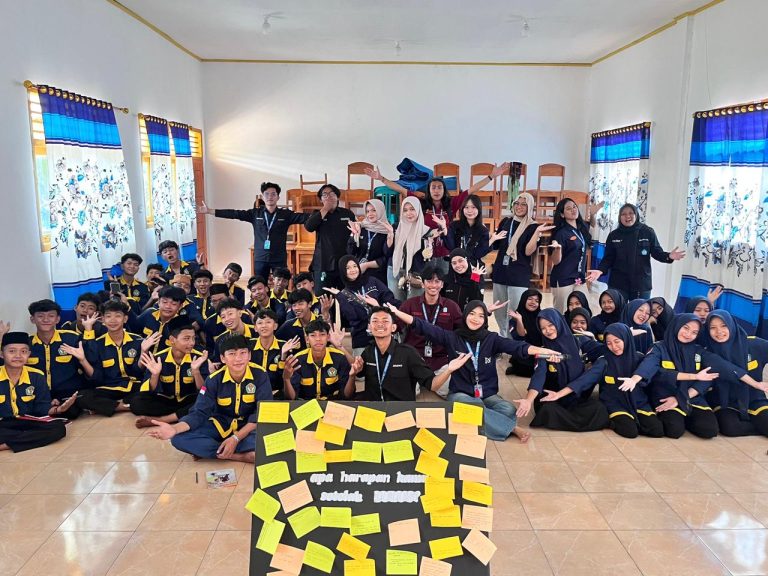 Sinar Learn: Menyalakan Wawasan Teknologi dan Asa Pendidikan Pelajar Desa Sinar Rejeki