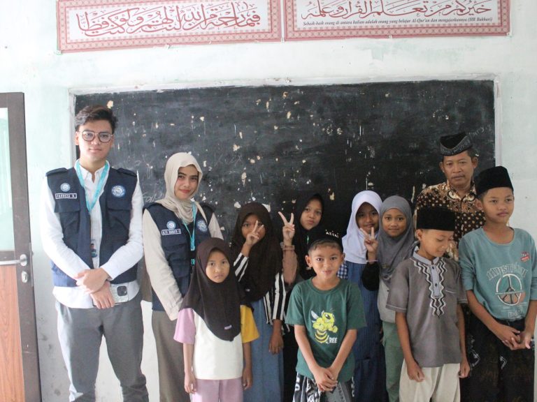 Mahasiswa KKN Bilateral UNILA–UNTIRTA Kelompok 91 Laksanakan Kegiatan Mengajar Madrasah dan Persiapan Pembuatan Rocket Stove di Desa Curug Agung