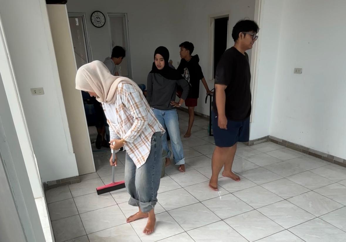 Bersih-Bersih Posko