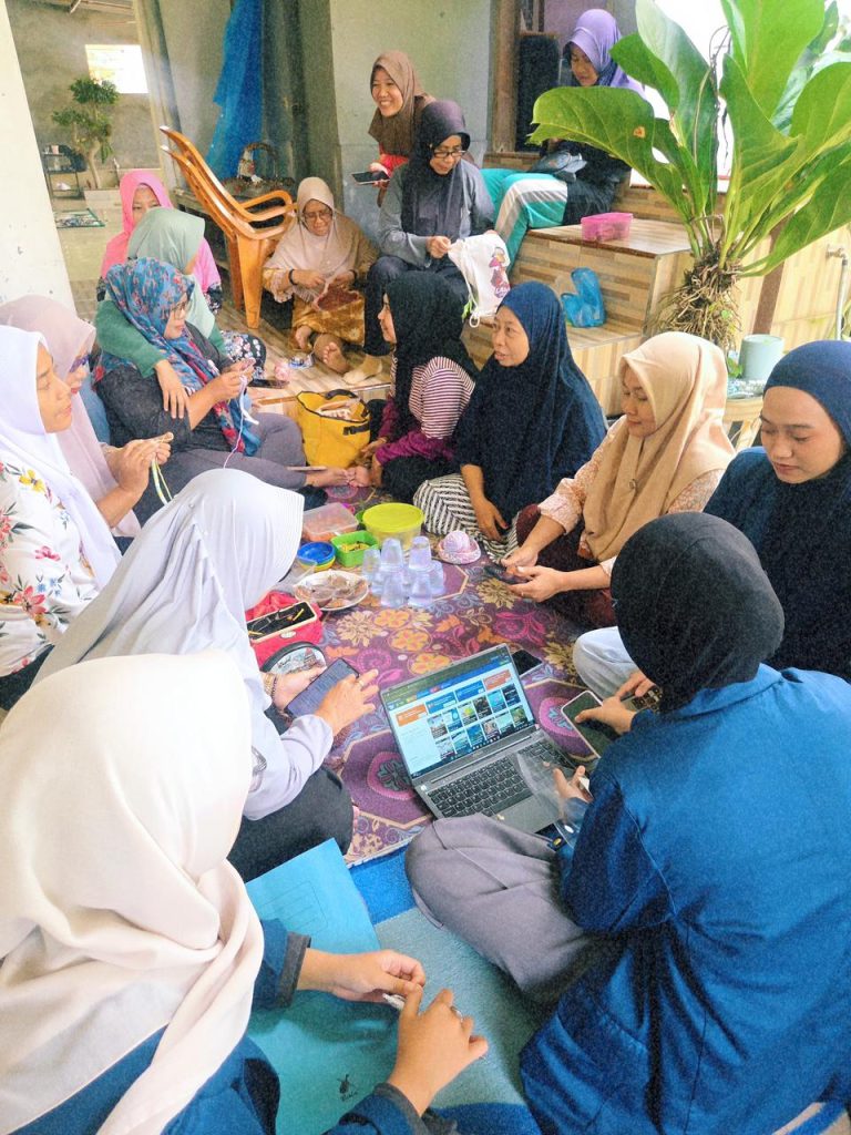 KKN Beringin Jaya Laksanakan Pelatihan Pembuatan NIB dan Konten Digital bagi Ibu-Ibu Rajut