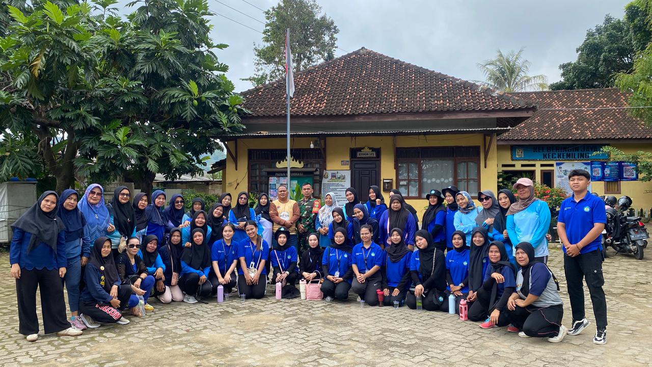 Mahasiswa KKN Beringin Jaya Laksanakan Gotong Royong dan Senam Rutin Bersama Warga