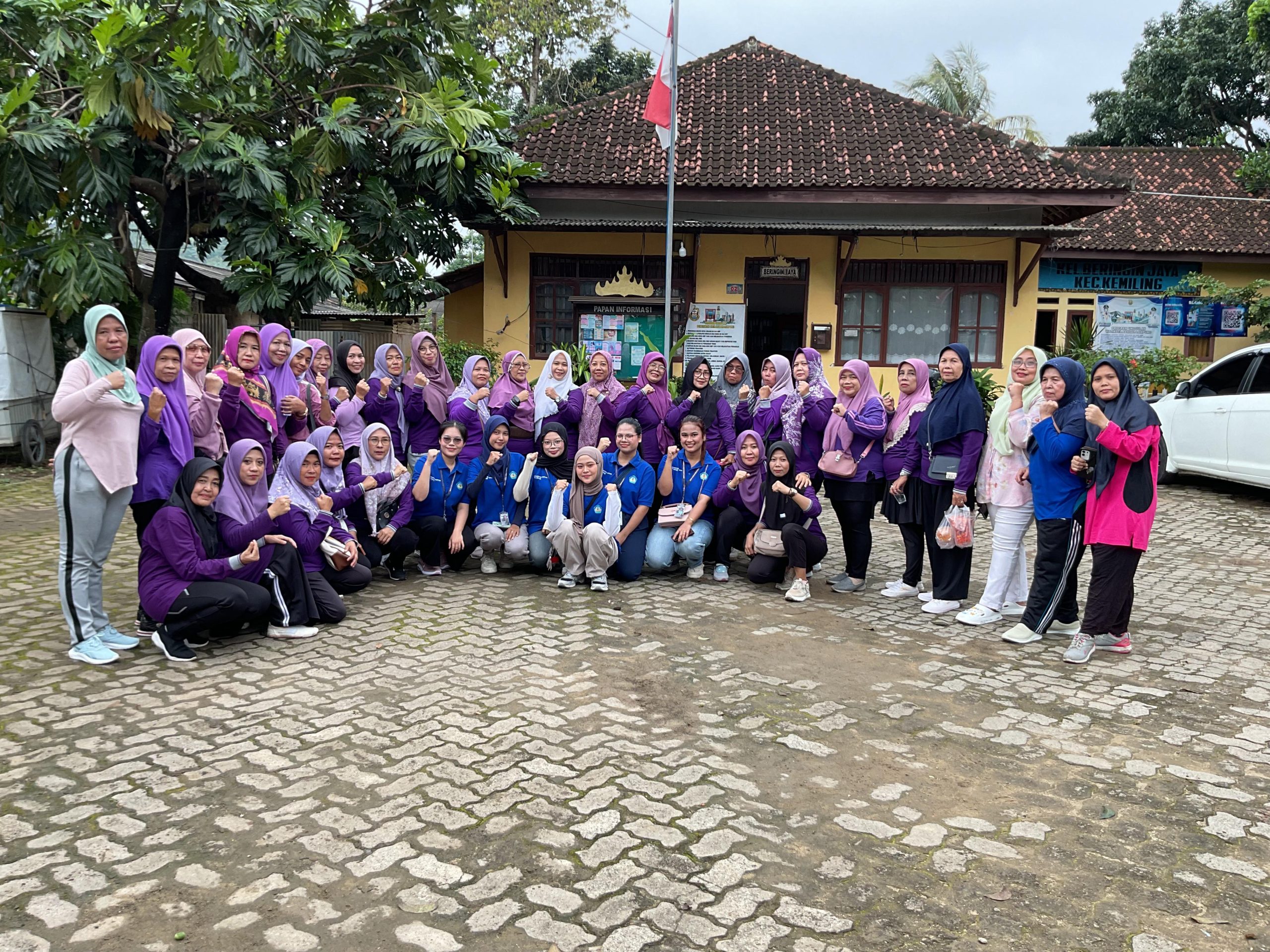 Senam Bersama dan Gotong Royong Mahasiswa KKN Beringin Jaya