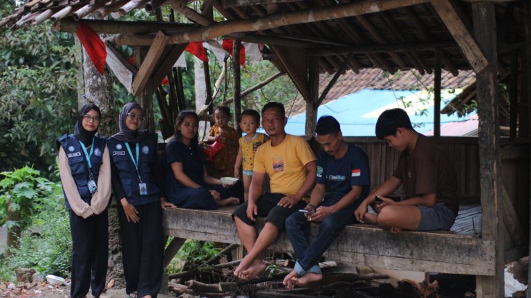 Mahasiswa KKM Bilateral UNILA × UNTIRTA Kelompok 91 Laksanakan Pembersihan Posko dan Silaturahmi Keliling Desa Curug Agung