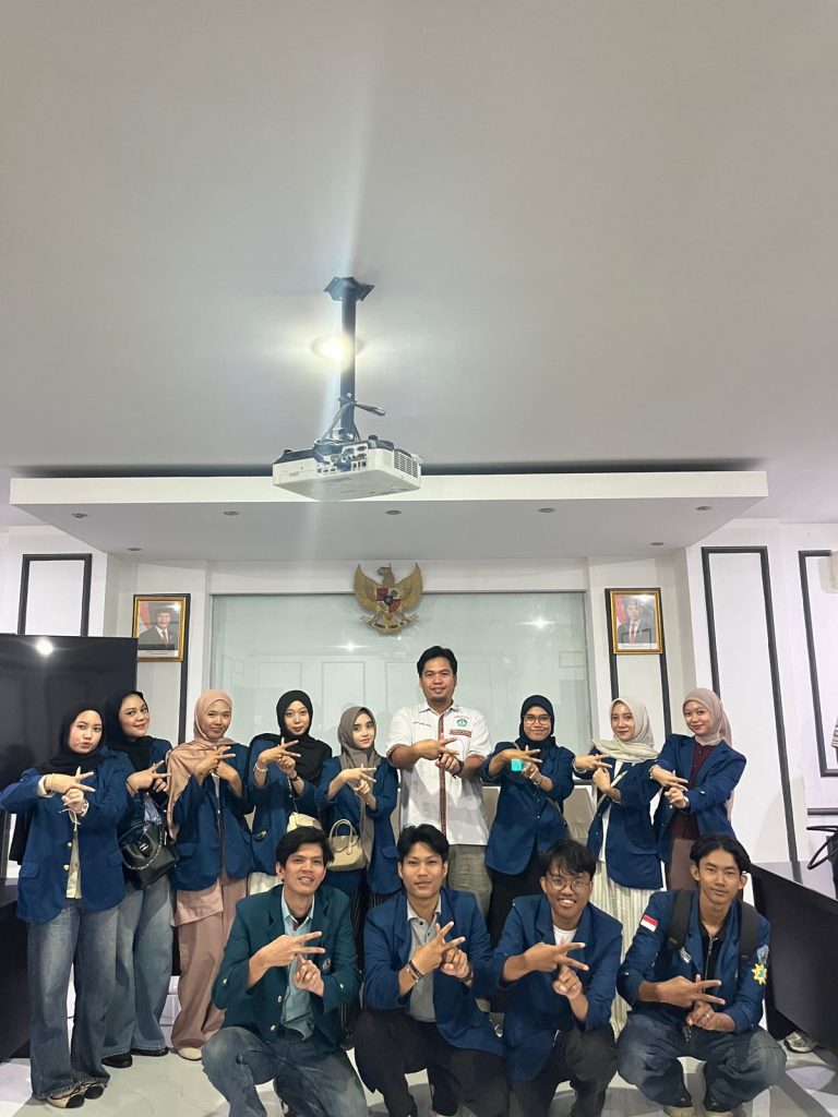 Pelaksanaan Kegiatan Pembekalan Kelompok KKN Kelurahan Kota Baru 2 oleh Dosen Pembimbing Lapangan Bapak Gigih Forda Nama, S.T., M.T.I