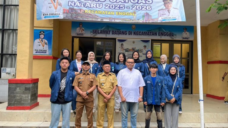 Foto Bersama Tim KKN Pelita dengan Perangkat Kecamatan dan DPL