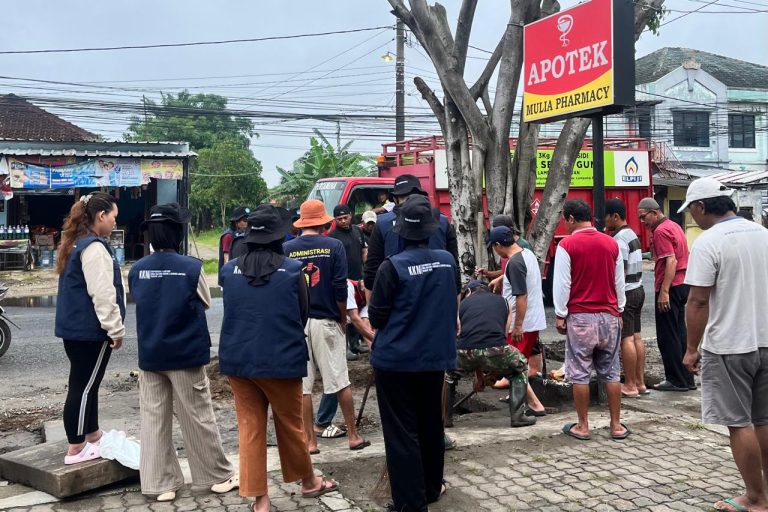 foto gotong royong pembersihan drainase